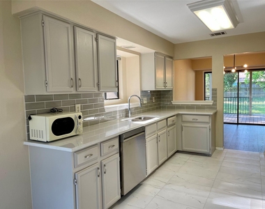8905 Bridgewood Trl - Photo Thumbnail 12