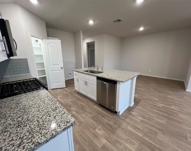 305 Wirecrested Dr - Photo Thumbnail 7