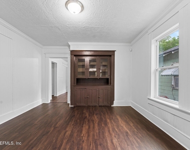 1052 E 10th Street - Photo Thumbnail 2