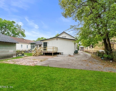 1052 E 10th Street - Photo Thumbnail 20