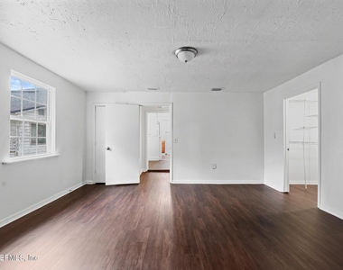 1052 E 10th Street - Photo Thumbnail 13