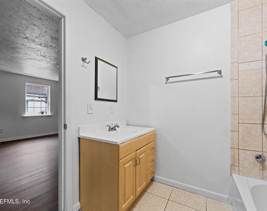 1052 E 10th Street - Photo Thumbnail 15