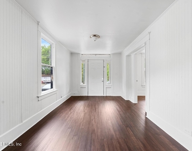 1052 E 10th Street - Photo Thumbnail 3
