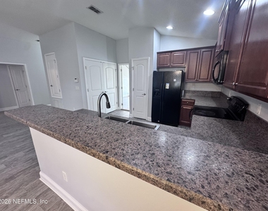 7565 Westland Oaks Drive - Photo Thumbnail 8