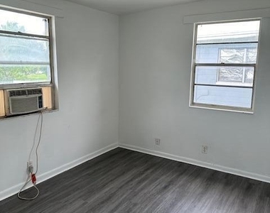 1729 Logan Street W - Photo Thumbnail 2