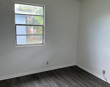 1729 Logan Street W - Photo Thumbnail 3