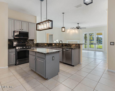 813 W American Eagle Drive - Photo Thumbnail 7