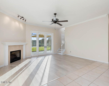 813 W American Eagle Drive - Photo Thumbnail 10