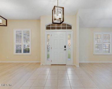 813 W American Eagle Drive - Photo Thumbnail 3
