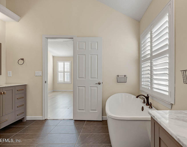 813 W American Eagle Drive - Photo Thumbnail 20