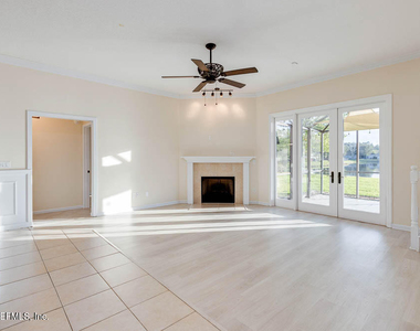 813 W American Eagle Drive - Photo Thumbnail 12