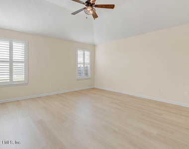 813 W American Eagle Drive - Photo Thumbnail 15