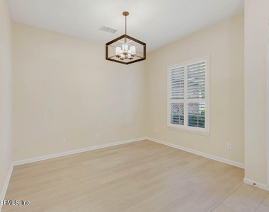813 W American Eagle Drive - Photo Thumbnail 4