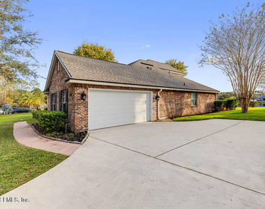 813 W American Eagle Drive - Photo Thumbnail 2