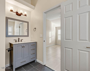 813 W American Eagle Drive - Photo Thumbnail 21