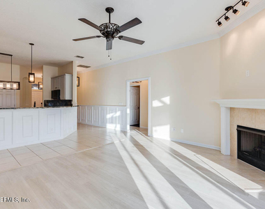 813 W American Eagle Drive - Photo Thumbnail 11