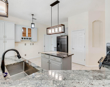 813 W American Eagle Drive - Photo Thumbnail 9