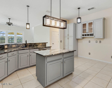 813 W American Eagle Drive - Photo Thumbnail 6