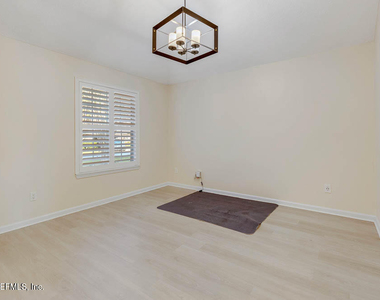 813 W American Eagle Drive - Photo Thumbnail 5
