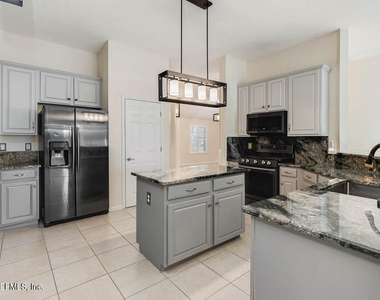 813 W American Eagle Drive - Photo Thumbnail 8