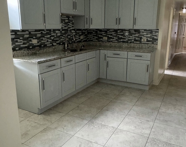 6728 S Langley Avenue - Photo Thumbnail 10