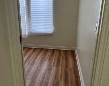 6728 S Langley Avenue - Photo Thumbnail 9
