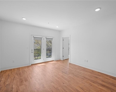 456 Flat Shoals Avenue Se - Photo Thumbnail 4