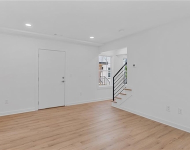 237 Howard Street Ne - Photo Thumbnail 4