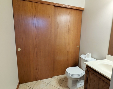 1713 Fieldstone Drive N - Photo Thumbnail 8