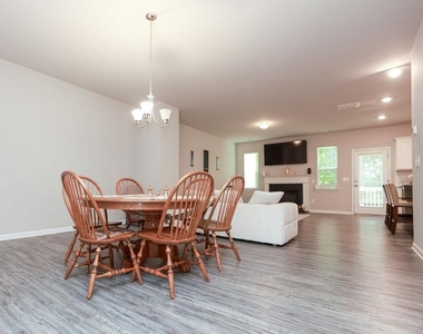 317 Pinewood Drive - Photo Thumbnail 7