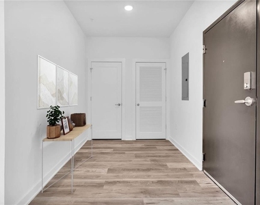 525 Parkway Drive Ne - Photo Thumbnail 2