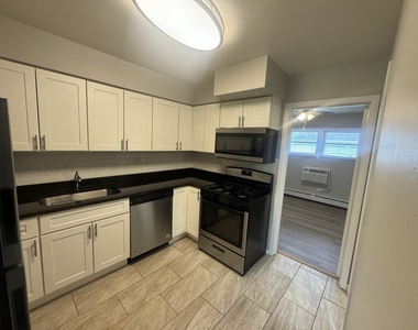 105 E Grove Street - Photo Thumbnail 2