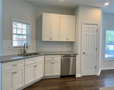 1733 Oakbrook Lane Nw - Photo Thumbnail 2