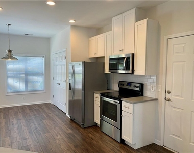 1733 Oakbrook Lane Nw - Photo Thumbnail 3