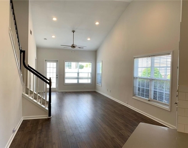 1733 Oakbrook Lane Nw - Photo Thumbnail 6