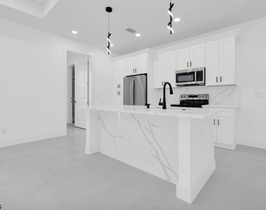 3003 52nd Street W - Photo Thumbnail 8