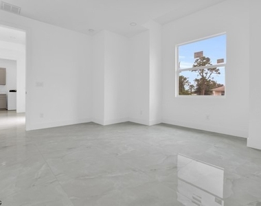 3005 52nd Street W - Photo Thumbnail 3