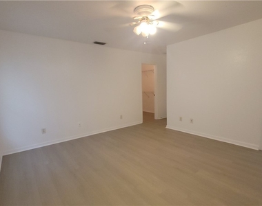 1010 Se 12th Terrace - Photo Thumbnail 8
