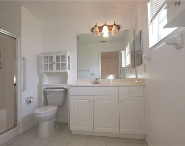 1010 Se 12th Terrace - Photo Thumbnail 9