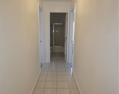 1010 Se 12th Terrace - Photo Thumbnail 10