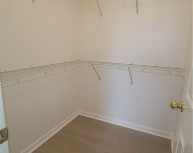 1010 Se 12th Terrace - Photo Thumbnail 12
