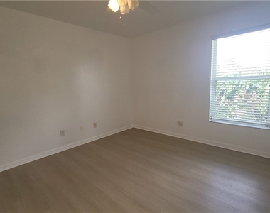 1010 Se 12th Terrace - Photo Thumbnail 11