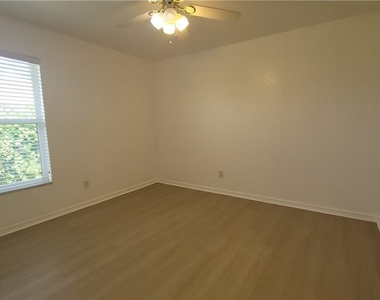 1010 Se 12th Terrace - Photo Thumbnail 14