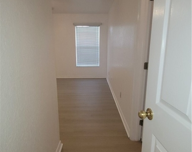 1010 Se 12th Terrace - Photo Thumbnail 5