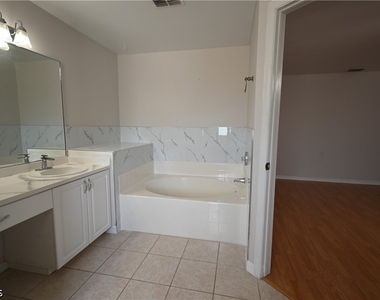 136 Se 19th Lane - Photo Thumbnail 10
