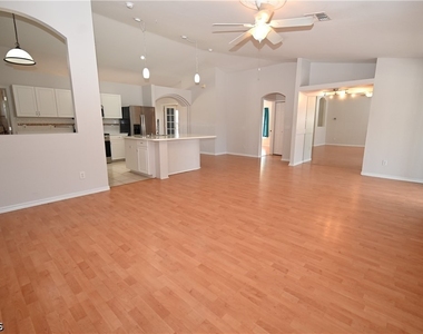 136 Se 19th Lane - Photo Thumbnail 8