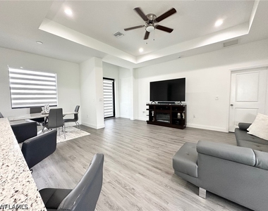 933 Oxford Avenue S - Photo Thumbnail 2