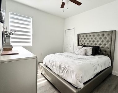 933 Oxford Avenue S - Photo Thumbnail 7
