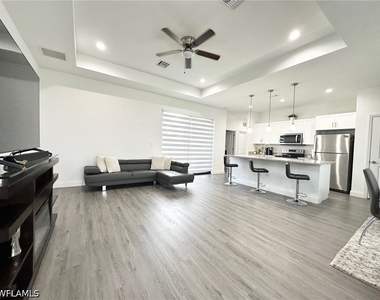 933 Oxford Avenue S - Photo Thumbnail 1