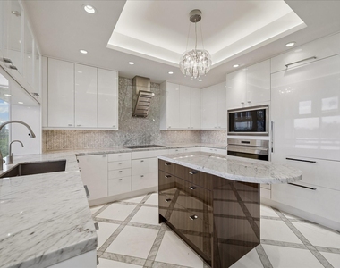 121 N Post Oak Lane - Photo Thumbnail 10